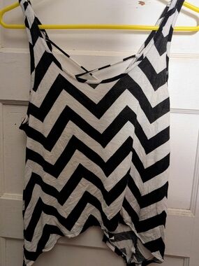 Black & White Chevron Sleeveless Tank Top - Women Size L